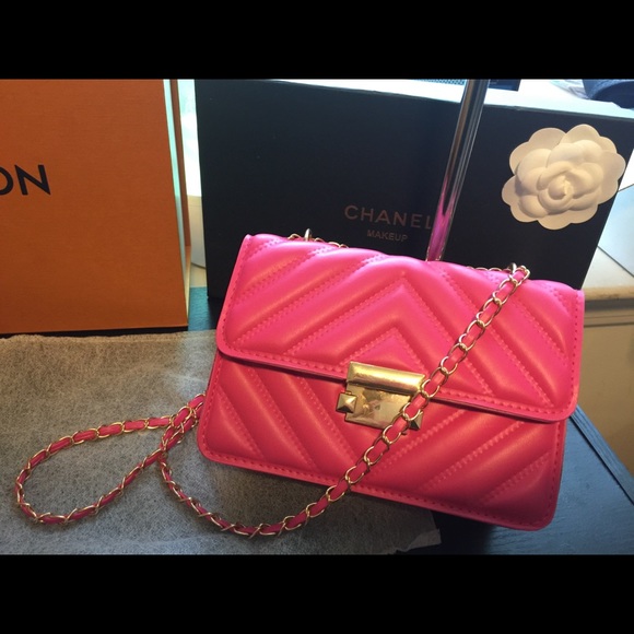 NWOT Barbie pink crossbody with matching wallet - Picture 3 of 13